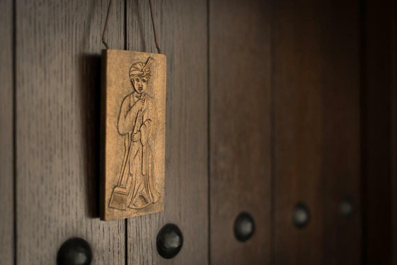 Отель The Chedi Al Bait, Шарджа Экстерьер фото A door plaque of Saint Roch