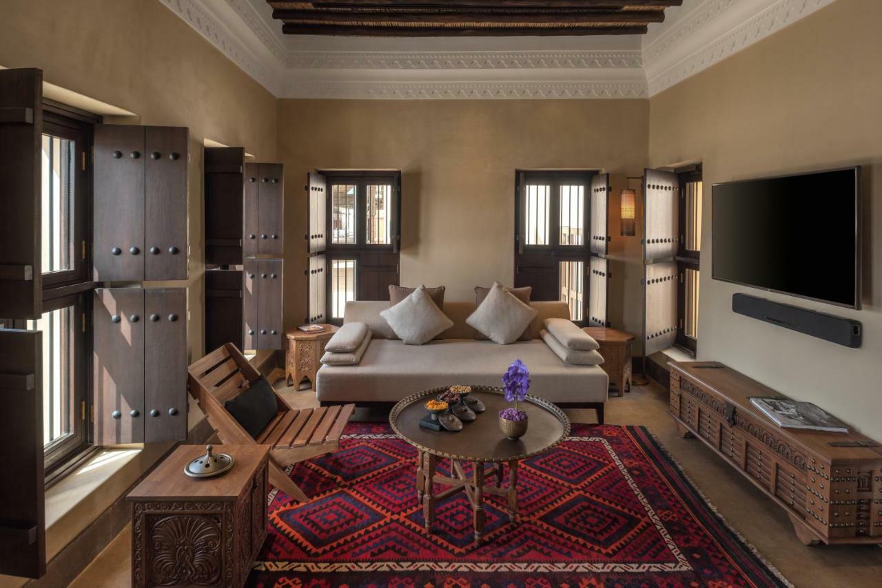 Отель The Chedi Al Bait, Шарджа Экстерьер фото A living room at the hotel